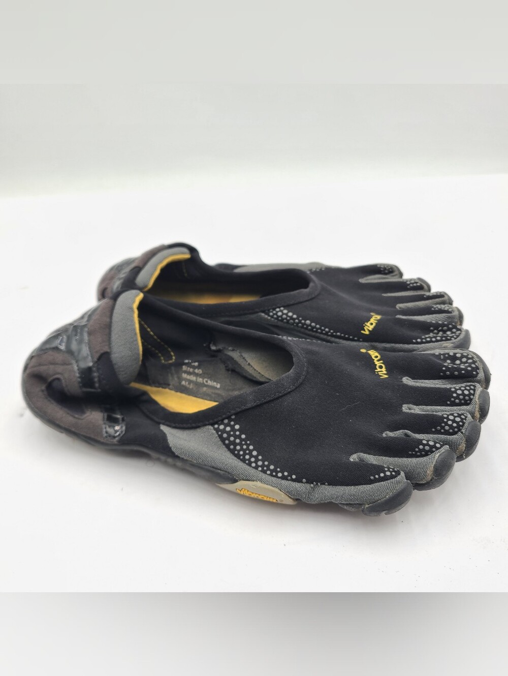 B42 Vibram Five Fingers Shoes Men 8-8.5 Black EVA Barefoot Athletic Running